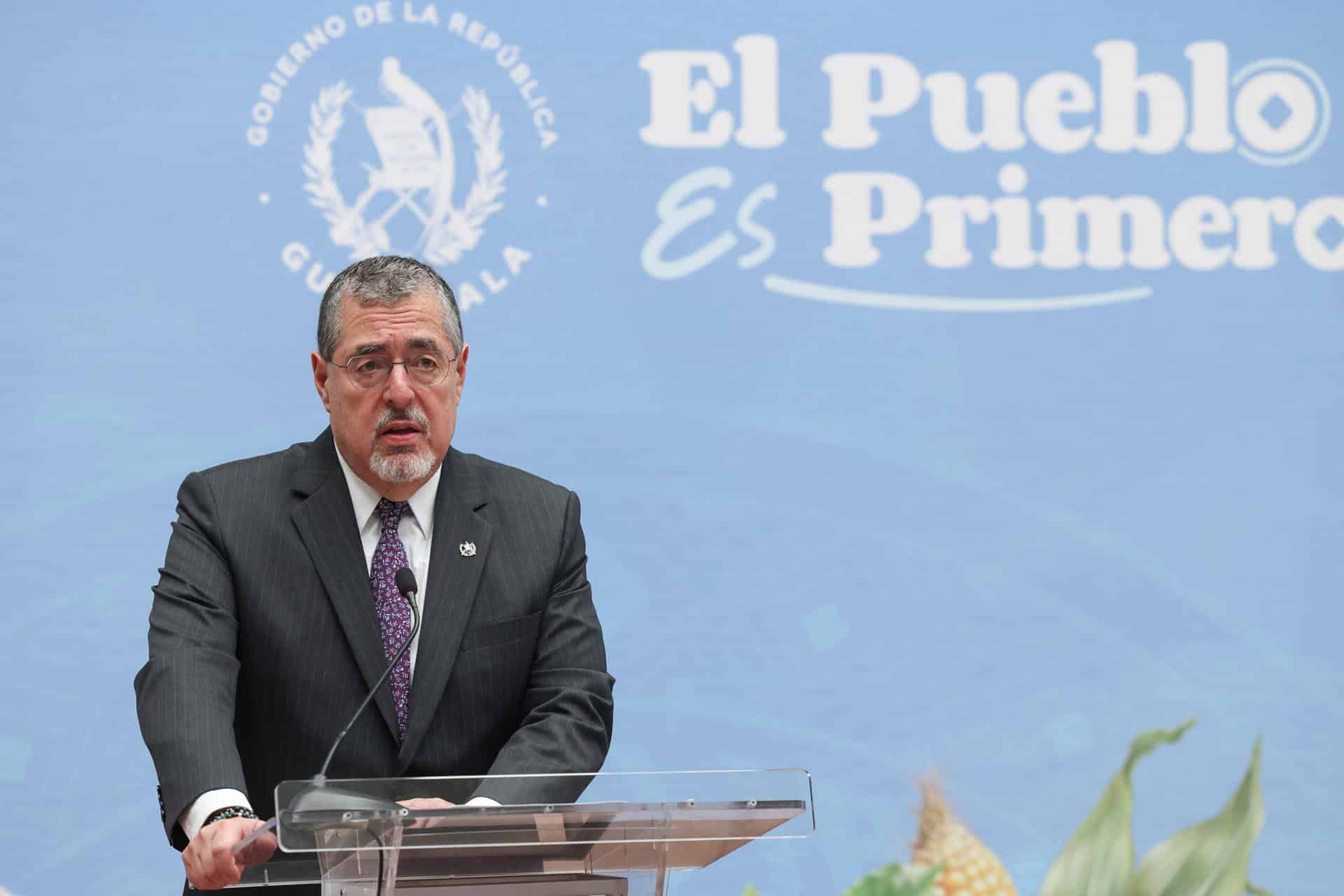 El presidente de Guatemala, Bernardo Arévalo de León, habla en una rueda de prensa este lunes, en Ciudad de Guatemala (Guatemala). EFE/ Mariano Macz