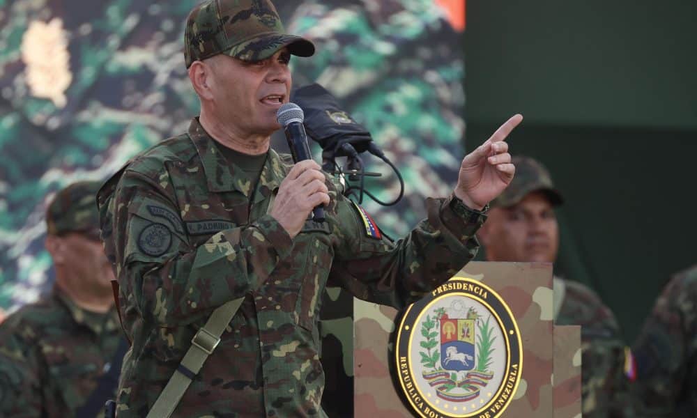 Fotografía de archivo que muestra al ministro de Defensa de Venezuela, Vladimir Padrino López, hablando durante un ejercicio militar en Caracas (Venezuela). EFE/ Miguel Gutiérrez/ARCHIVO