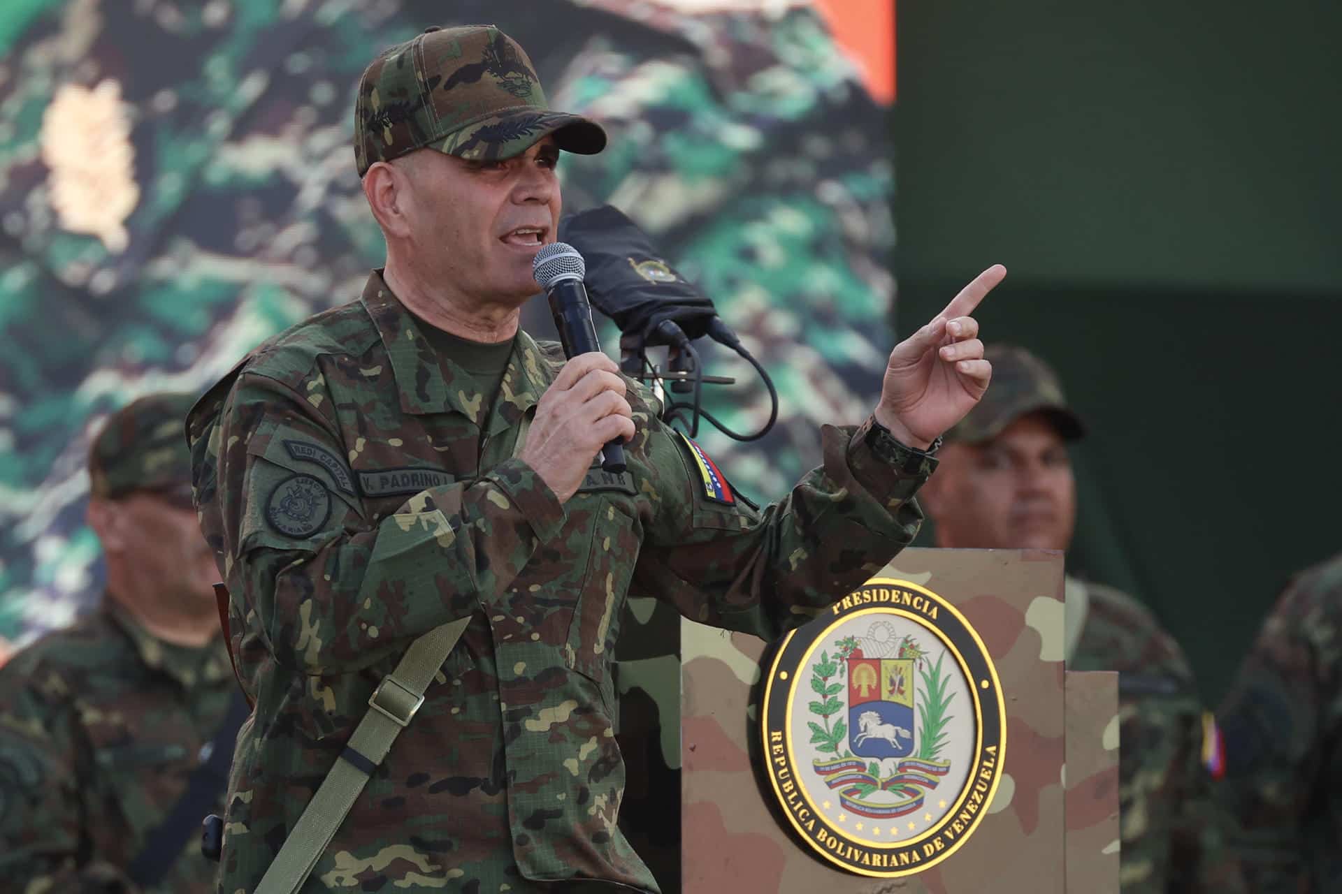 Fotografía de archivo que muestra al ministro de Defensa de Venezuela, Vladimir Padrino López, hablando durante un ejercicio militar en Caracas (Venezuela). EFE/ Miguel Gutiérrez/ARCHIVO