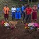 Personas oran acompañados por un perro este viernes, en el cementerio del poblado de Cascabel, distrito de Mironó, en la comarca Ngäbe Buglé (Panamá). EFE/ Bienvenido Velasco