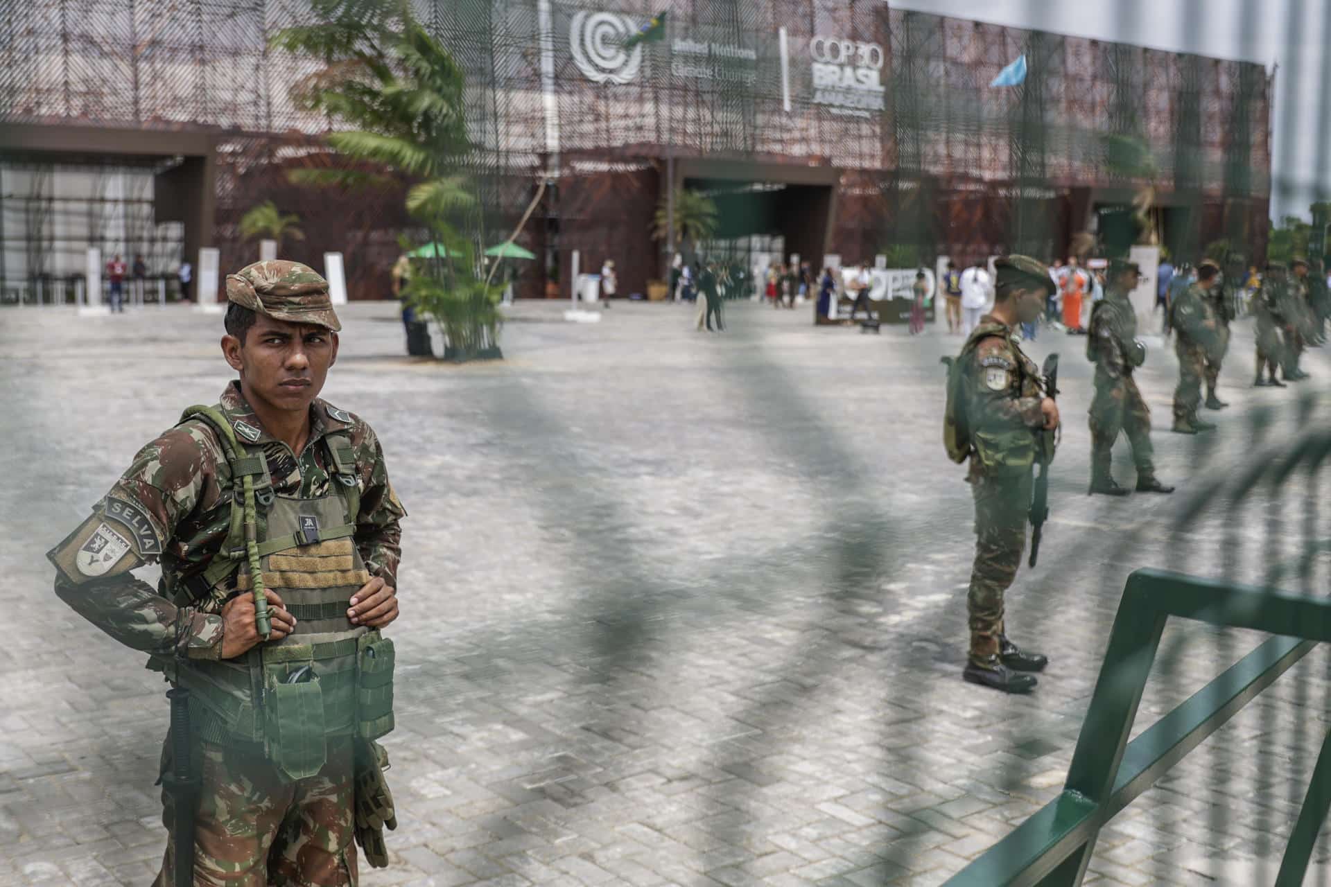 Integrantes de las Fuerzas Armadas de Brasil fueron captados el pasado 13 de noviembre al custodiar la entrada al Hangar de Exposiciones, sede de la COP30, en Belém (Brasil). EFE/Fraga Alves