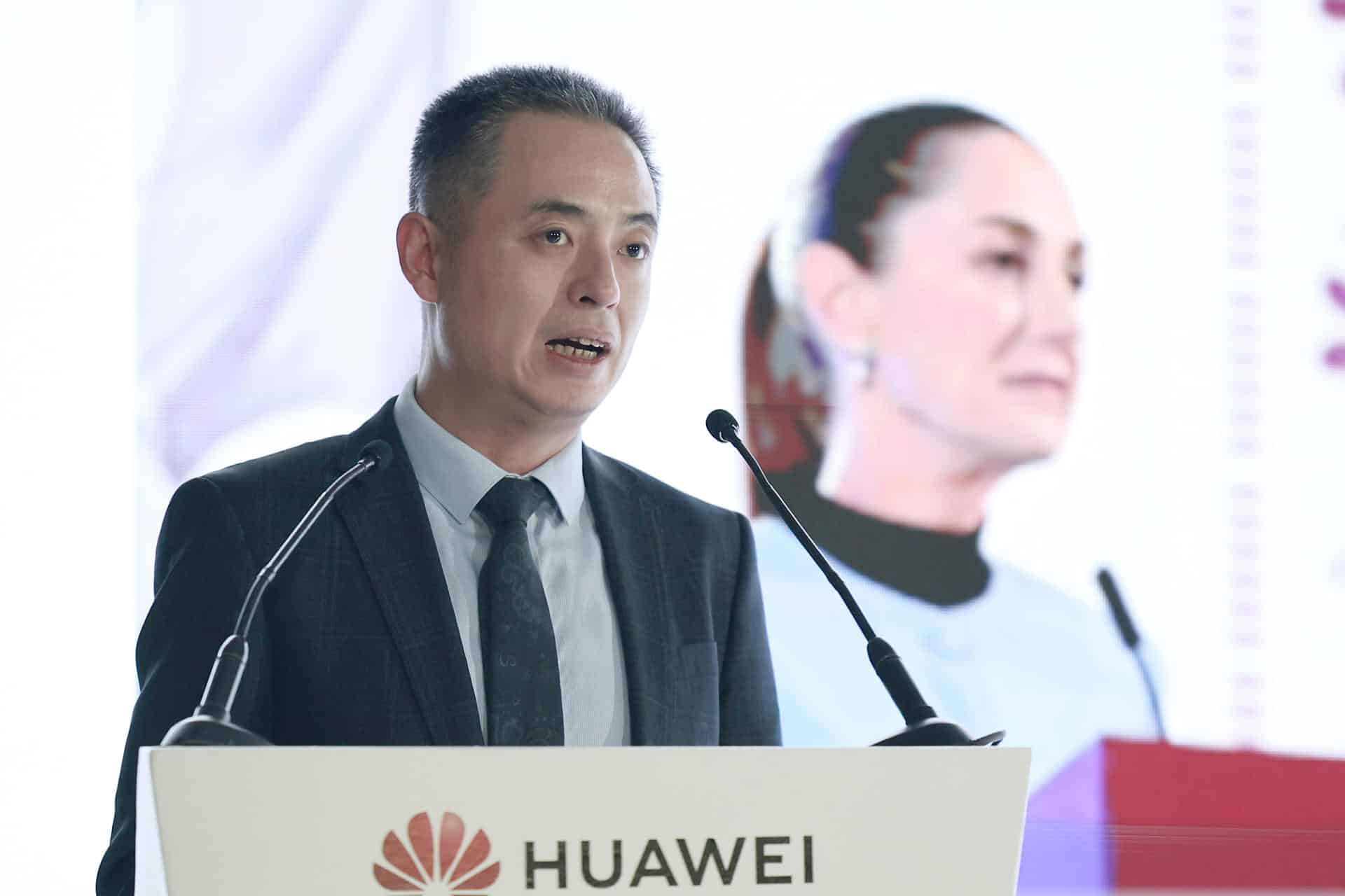 El director ejecutivo de Huawei México, Liu Jiude, habla durante la inauguración del Huawei Talent Summit este jueves, en Ciudad de México (México). EFE/ José Méndez