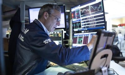 Foto de archivo que muestra a un corredor de bolsa en el Mercado de Valores de Nueva York. EFE/EPA/JUSTIN LANE