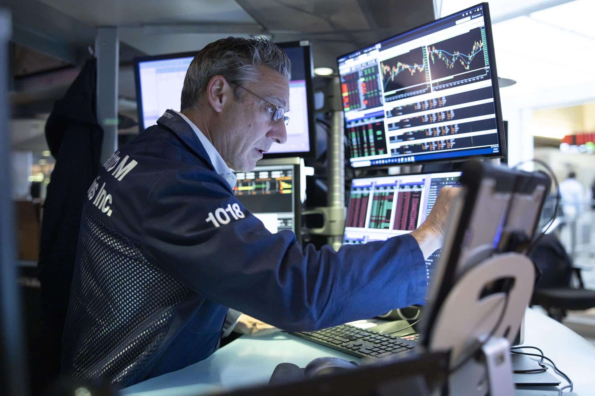 Foto de archivo que muestra a un corredor de bolsa en el Mercado de Valores de Nueva York. EFE/EPA/JUSTIN LANE