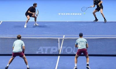 El español Marcel Granollers y el argentino Horacio Zeballos (arriba), en un momento del partido de dobles contra los alemanes Kevin Krawietz y Tim Puetz, en las Finales ATP que se disputan en Turín (Italia). EFE/EPA/Alessandro Di Marco