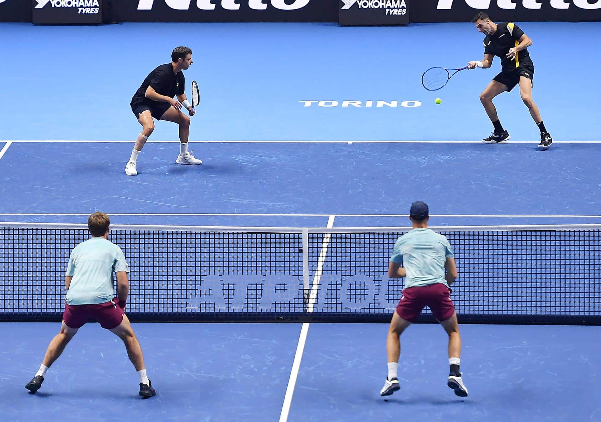 El español Marcel Granollers y el argentino Horacio Zeballos (arriba), en un momento del partido de dobles contra los alemanes Kevin Krawietz y Tim Puetz, en las Finales ATP que se disputan en Turín (Italia). EFE/EPA/Alessandro Di Marco