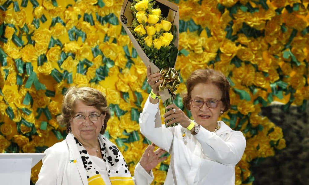 La senadora del Pacto Histórico y presidenta de la Unión Patriótica, Aida Avella (i), entrega un ramo de rosas amarillas a la defensora de derechos humanos y senadora Jahel Quiroga Carrillo este domingo, en Santa Marta (Colombia). EFE/ Mauricio Dueñas Castañeda