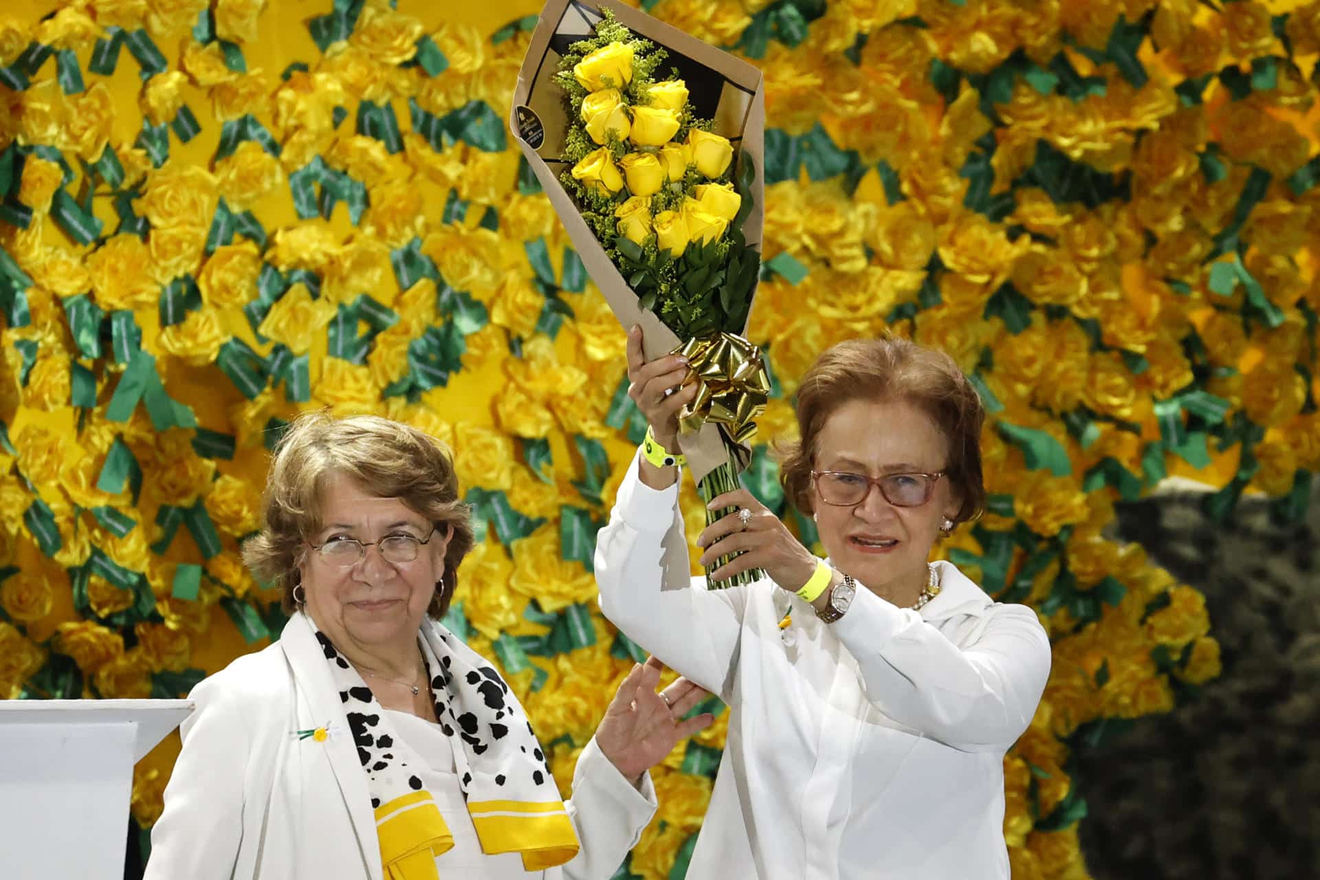 La senadora del Pacto Histórico y presidenta de la Unión Patriótica, Aida Avella (i), entrega un ramo de rosas amarillas a la defensora de derechos humanos y senadora Jahel Quiroga Carrillo este domingo, en Santa Marta (Colombia). EFE/ Mauricio Dueñas Castañeda