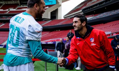 Koke saluda a Alec Ingold. EFE/Atlético de Madrid.