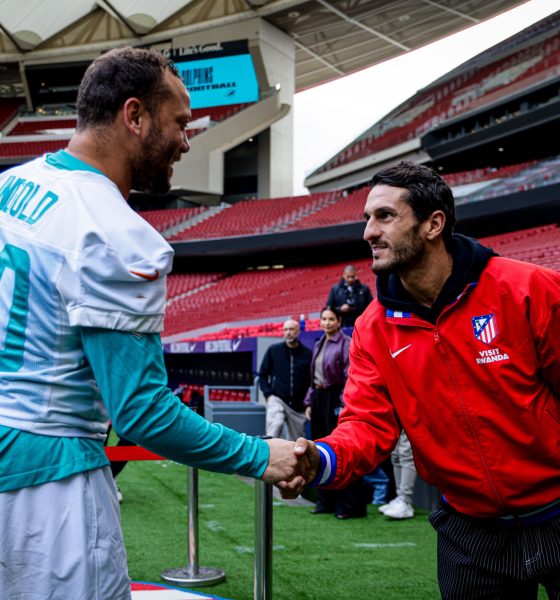 Koke saluda a Alec Ingold. EFE/Atlético de Madrid.