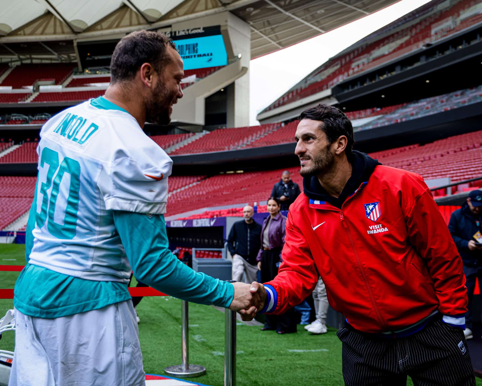 Koke saluda a Alec Ingold. EFE/Atlético de Madrid.