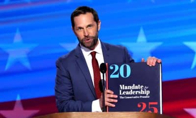 Fotografía de archivo del congresista Jason Crow. EFE/Michael Reynolds