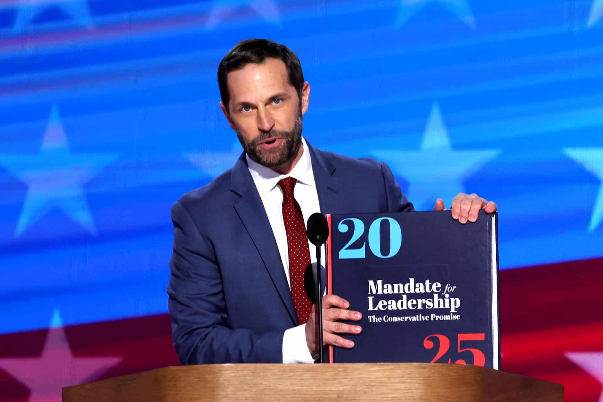 Fotografía de archivo del congresista Jason Crow. EFE/Michael Reynolds