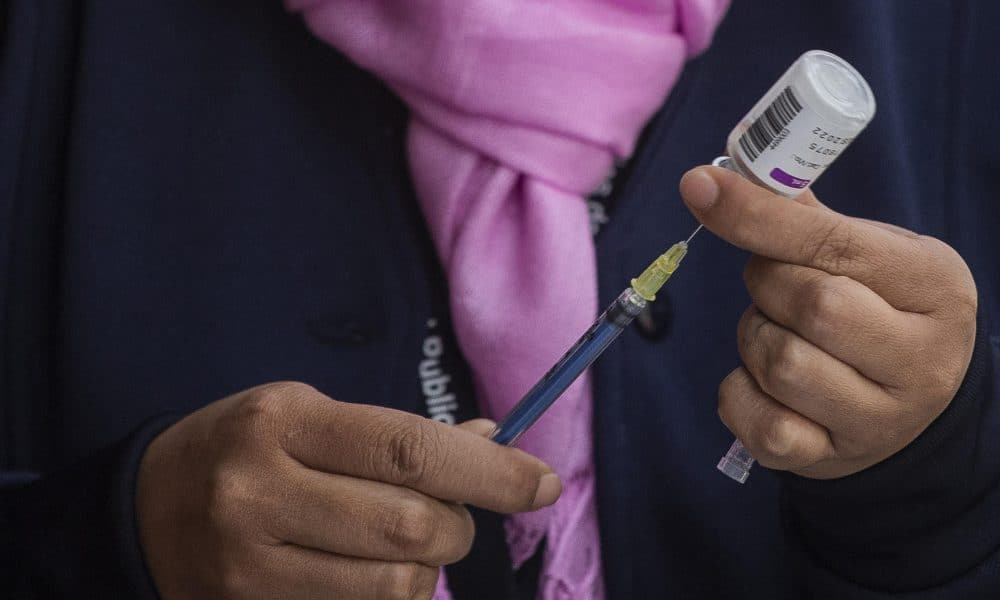 Fotografía de archivo del 13 de agosto de 2023, donde se observa a una persona sosteniendo una vacuna en un Hospital de la Ciudad de México (México). EFE/Isaac Esquivel