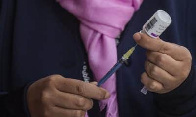 Fotografía de archivo del 13 de agosto de 2023, donde se observa a una persona sosteniendo una vacuna en un Hospital de la Ciudad de México (México). EFE/Isaac Esquivel