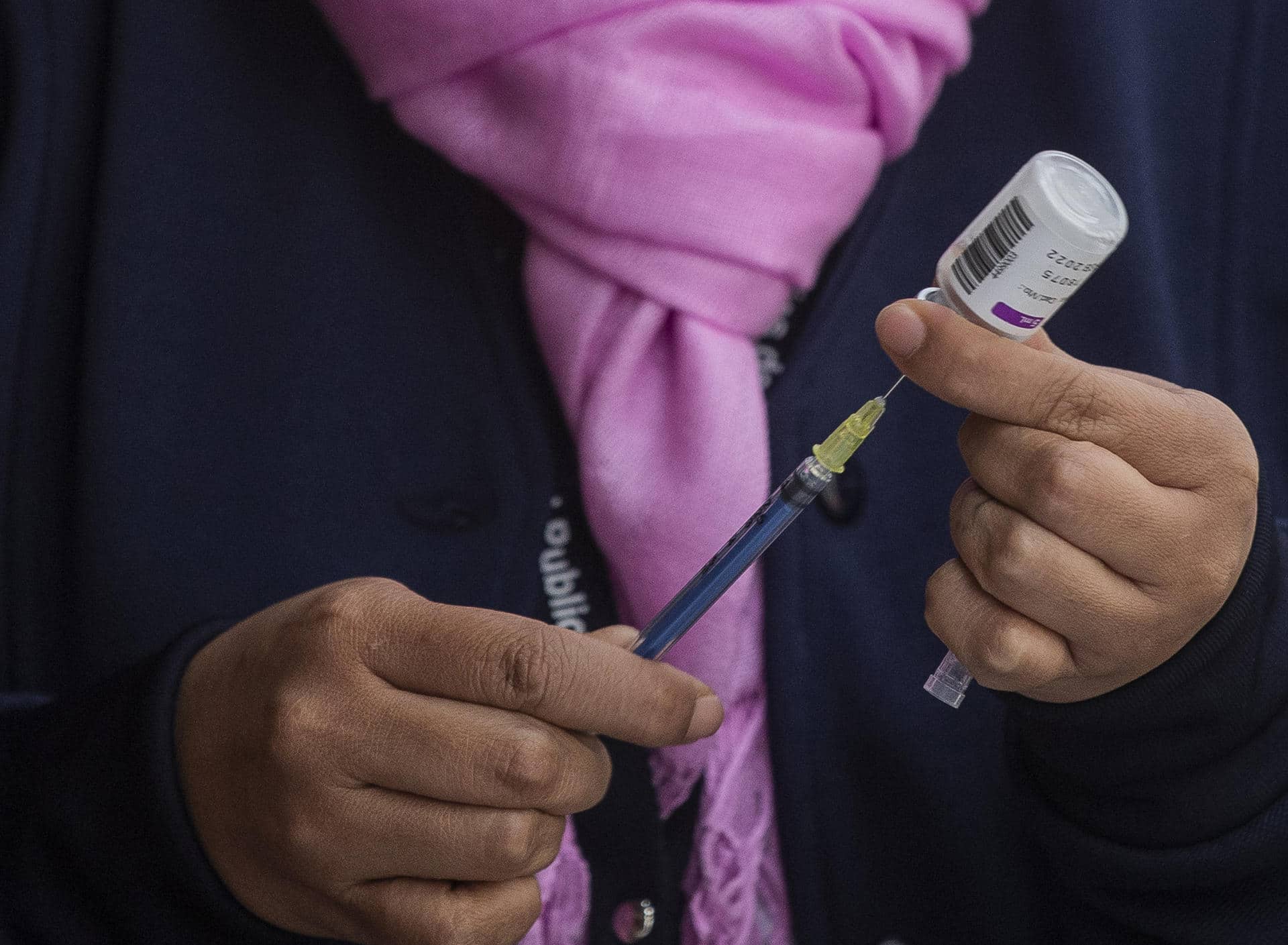 Fotografía de archivo del 13 de agosto de 2023, donde se observa a una persona sosteniendo una vacuna en un Hospital de la Ciudad de México (México). EFE/Isaac Esquivel