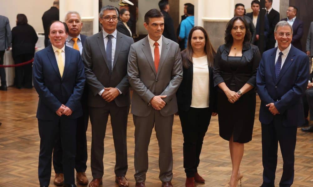 El presidente de Bolivia, Rodrigo Paz (c), posa junto a directivos del Banco Central de Bolivia este jueves, durante un acto en el Palacio de Gobierno en La Paz (Bolivia). EFE/Luis Gandarillas