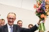 El canciller alemán Friedrich Merz recibe flores con motivo de su 70 cumpleaños ante una reunión de la fracción parlamentaria de la Unión Demócrata Cristiana (CDU) en el Bundestag (Parlamento alemán) en Berlín, Alemania, el 11 de noviembre de 2025. (Alemania)EFE/EPA/Filip Singer
