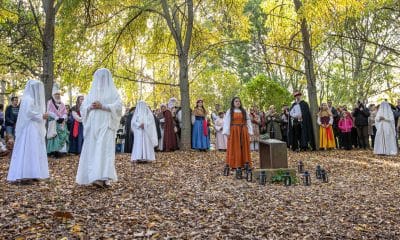 Ciudadanos de Logroño se han congregado este domingo en el 'Bosque de la Memoria', donde se ha tributado un simbólico y emotivo homenaje a las víctimas del proceso inquisitorial acontecido en esta ciudad en el Auto de Fe de 1610. EFE/ Raquel Manzanares