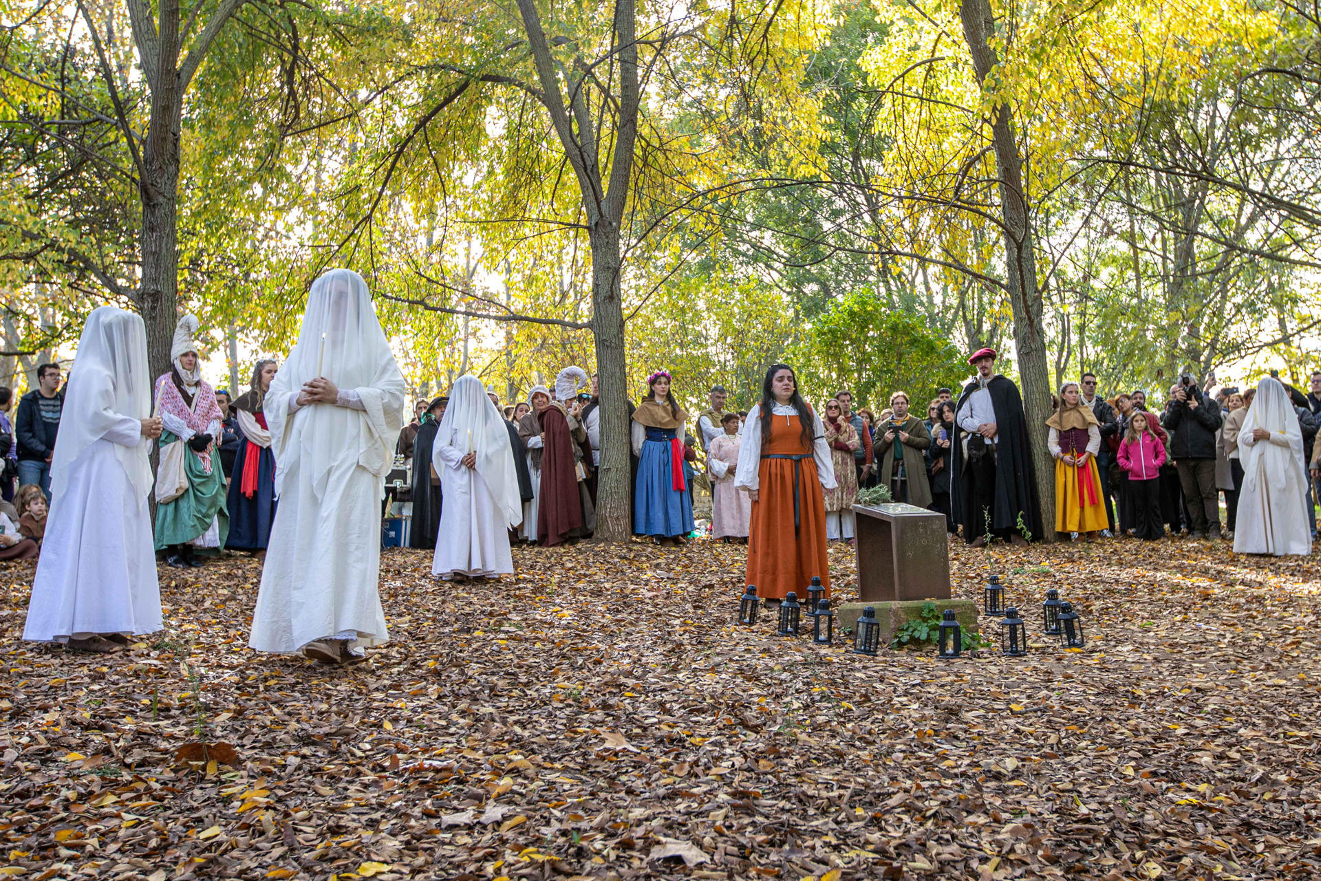 Ciudadanos de Logroño se han congregado este domingo en el 'Bosque de la Memoria', donde se ha tributado un simbólico y emotivo homenaje a las víctimas del proceso inquisitorial acontecido en esta ciudad en el Auto de Fe de 1610. EFE/ Raquel Manzanares