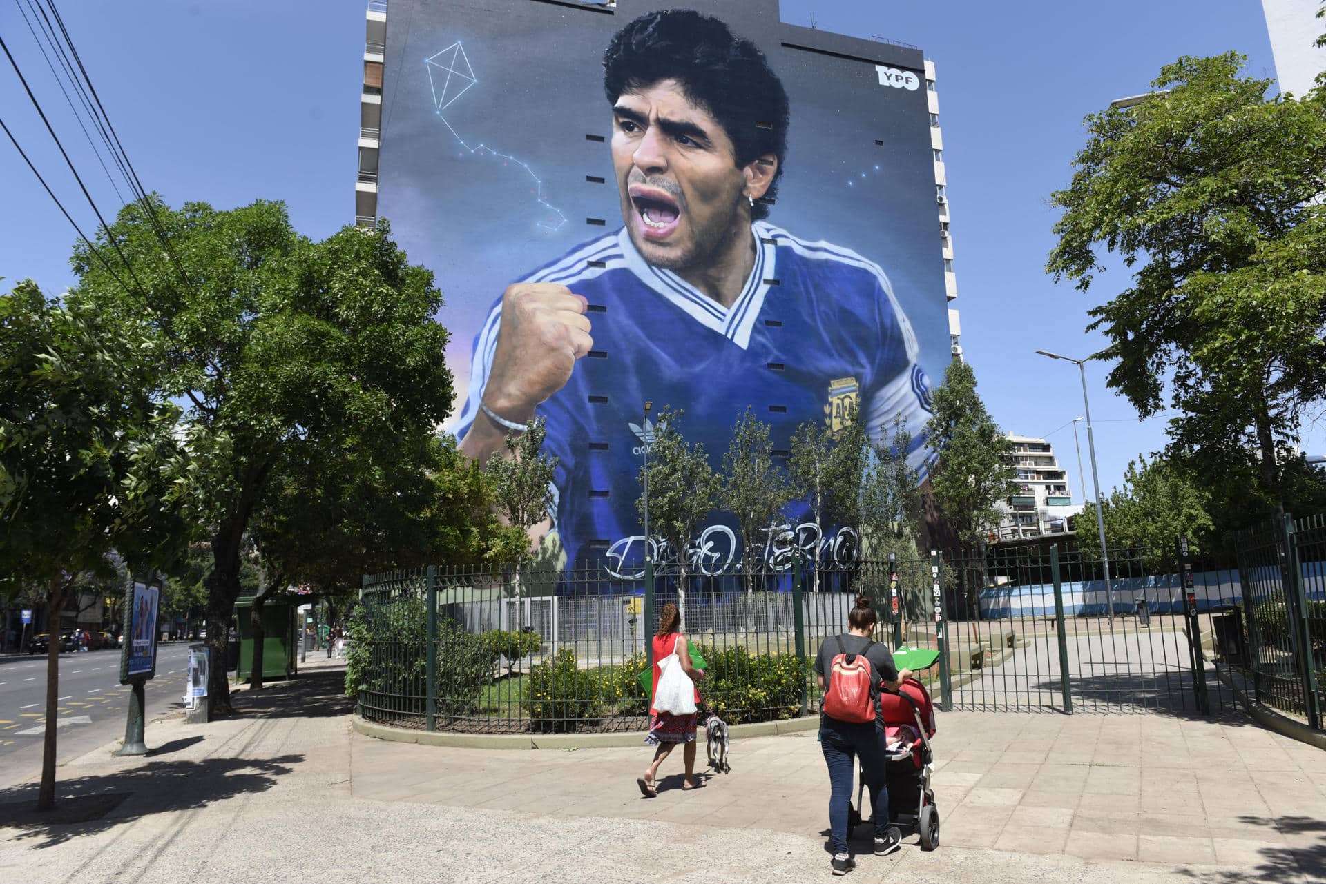 Mural con la imagen de Diego Armando Maradona en Buenos Aires (Argentina). EFE/Matías Martín Campaya