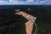 Fotografía aérea de archivo del 14 de junio de 2024 que muestra una zona deforestada donde se encuentra dos centrales termoeléctricas de la empresa Eneva, en la selva amazónica (Brasil). EFE/ Antonio Lacerda /ARCHIVO
