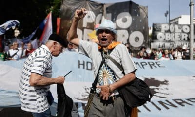 Una persona reacciona durante una protesta este miércoles, en la Plaza del Congreso de Buenos Aires (Argentina). EFE/Juan Ignacio Roncoroni