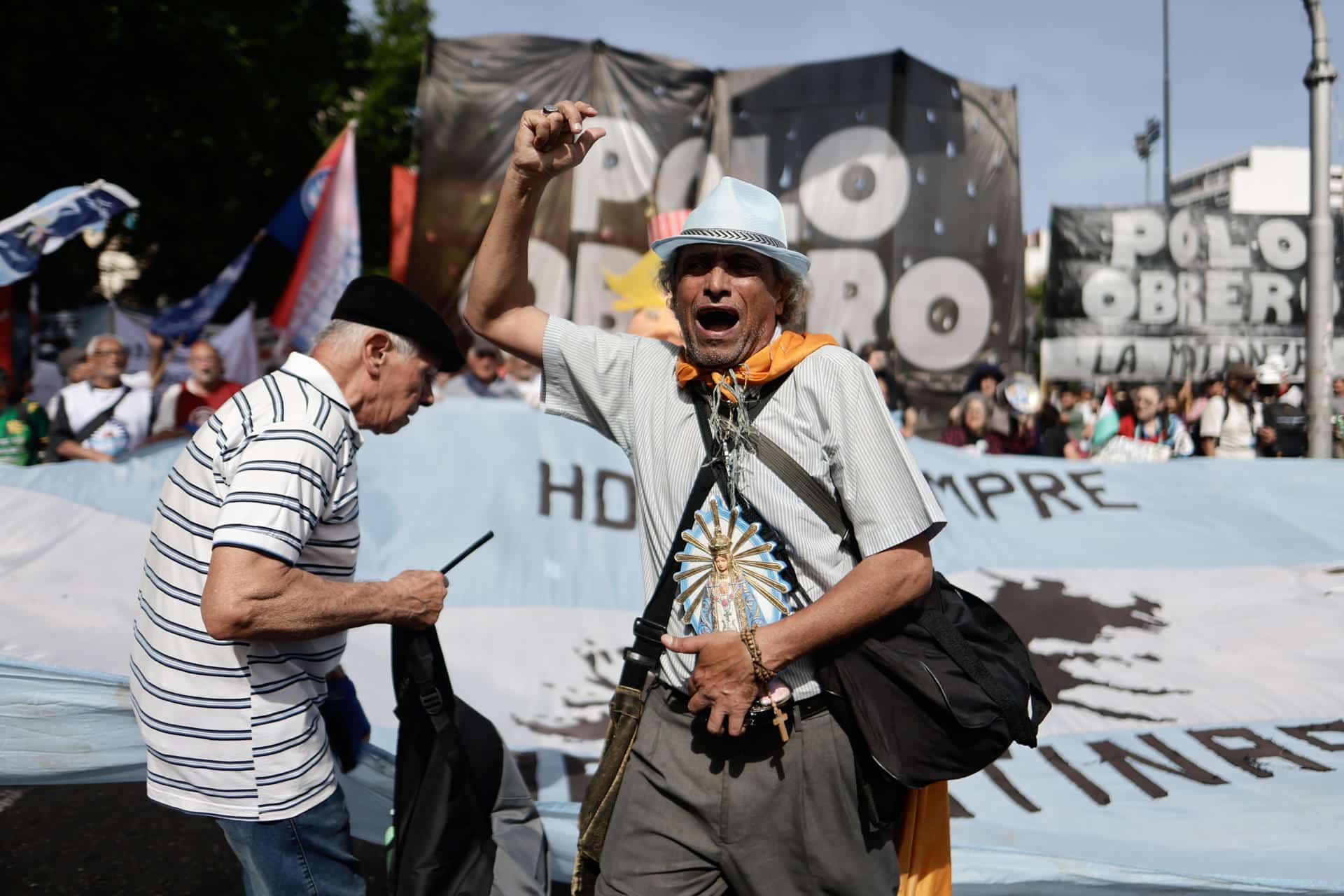 Una persona reacciona durante una protesta este miércoles, en la Plaza del Congreso de Buenos Aires (Argentina). EFE/Juan Ignacio Roncoroni