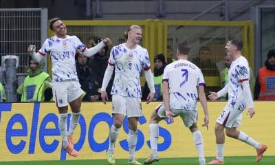 Los jugadores de Noruega felicitan Erling Haaland (second from L) duante el partido de clasifiación paa el Mundial 2026 que han jugado Noruega e Italia en en el Giuseppe Meazza stadium en Milan, Italia. EFE/EPA/MATTEO BAZZI