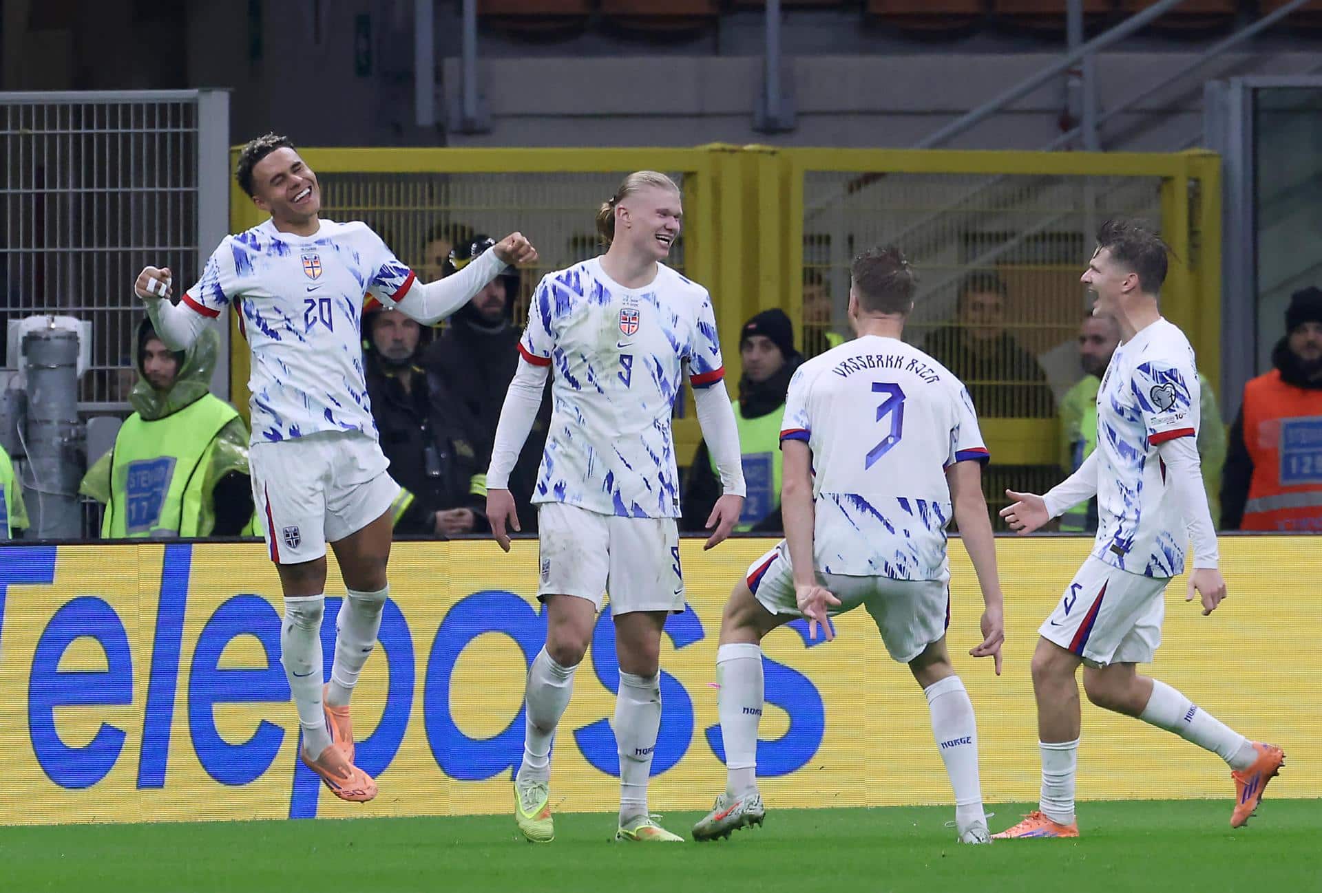 Los jugadores de Noruega felicitan Erling Haaland (second from L) duante el partido de clasifiación paa el Mundial 2026 que han jugado Noruega e Italia en en el Giuseppe Meazza stadium en Milan, Italia. EFE/EPA/MATTEO BAZZI
