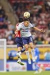 Omar Govea (i), de Guadalajara, disputa el balón con Carlos Rodríguez, de Cruz Azul, este jueves en un partido de cuartos final de la Liga MX en el Estadio Akron, en Guadalajara (México). EFE/ Francisco Guasco