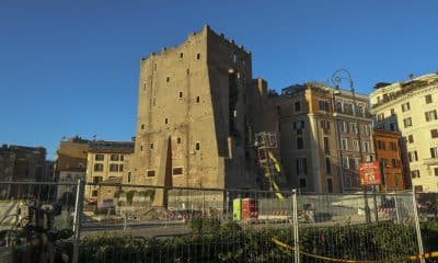 Vista de la Torre de los Conti, un edificio medieval situado en pleno centro histórico de la capital italiana, que el lunes sufrió un derrumbe parcial en el que murió un operario. El reciente derrumbe de una antigua torre en Roma ha evidenciado la delicadeza de su enorme patrimonio pero también la dificultad de conservarlo, a pesar de los millones destinados a esa ardua misión.-EFE/ Claudia Sacristán