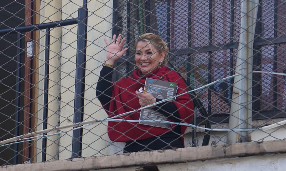 Fotografía de archivo, tomada el pasado 4 de abril, de la expresidenta interina de Bolivia, Jeanine Áñez, al saludar desde un balcón del Centro de Orientación Femenina de Miraflores, en La Paz (Bolivia). EFE/Stringer