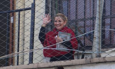 Fotografía de archivo, tomada el pasado 4 de abril, de la expresidenta interina de Bolivia, Jeanine Áñez, al saludar desde un balcón del Centro de Orientación Femenina de Miraflores, en La Paz (Bolivia). EFE/Stringer