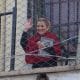 Fotografía de archivo, tomada el pasado 4 de abril, de la expresidenta interina de Bolivia, Jeanine Áñez, al saludar desde un balcón del Centro de Orientación Femenina de Miraflores, en La Paz (Bolivia). EFE/Stringer