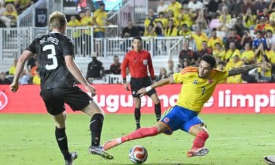 Luis Díaz (d), de Colombia, disputa un balón con Francis de Vries, de Nueva Zelanda, en un partido amistoso entre las selecciones de Colombia y Nueva Zelanda en el Chase Stadium en Fort Lauderdale (Estados Unidos). EFE/Giorgio Viera