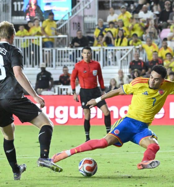 Luis Díaz (d), de Colombia, disputa un balón con Francis de Vries, de Nueva Zelanda, en un partido amistoso entre las selecciones de Colombia y Nueva Zelanda en el Chase Stadium en Fort Lauderdale (Estados Unidos). EFE/Giorgio Viera