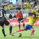 Luis Díaz (d), de Colombia, disputa un balón con Francis de Vries, de Nueva Zelanda, en un partido amistoso entre las selecciones de Colombia y Nueva Zelanda en el Chase Stadium en Fort Lauderdale (Estados Unidos). EFE/Giorgio Viera
