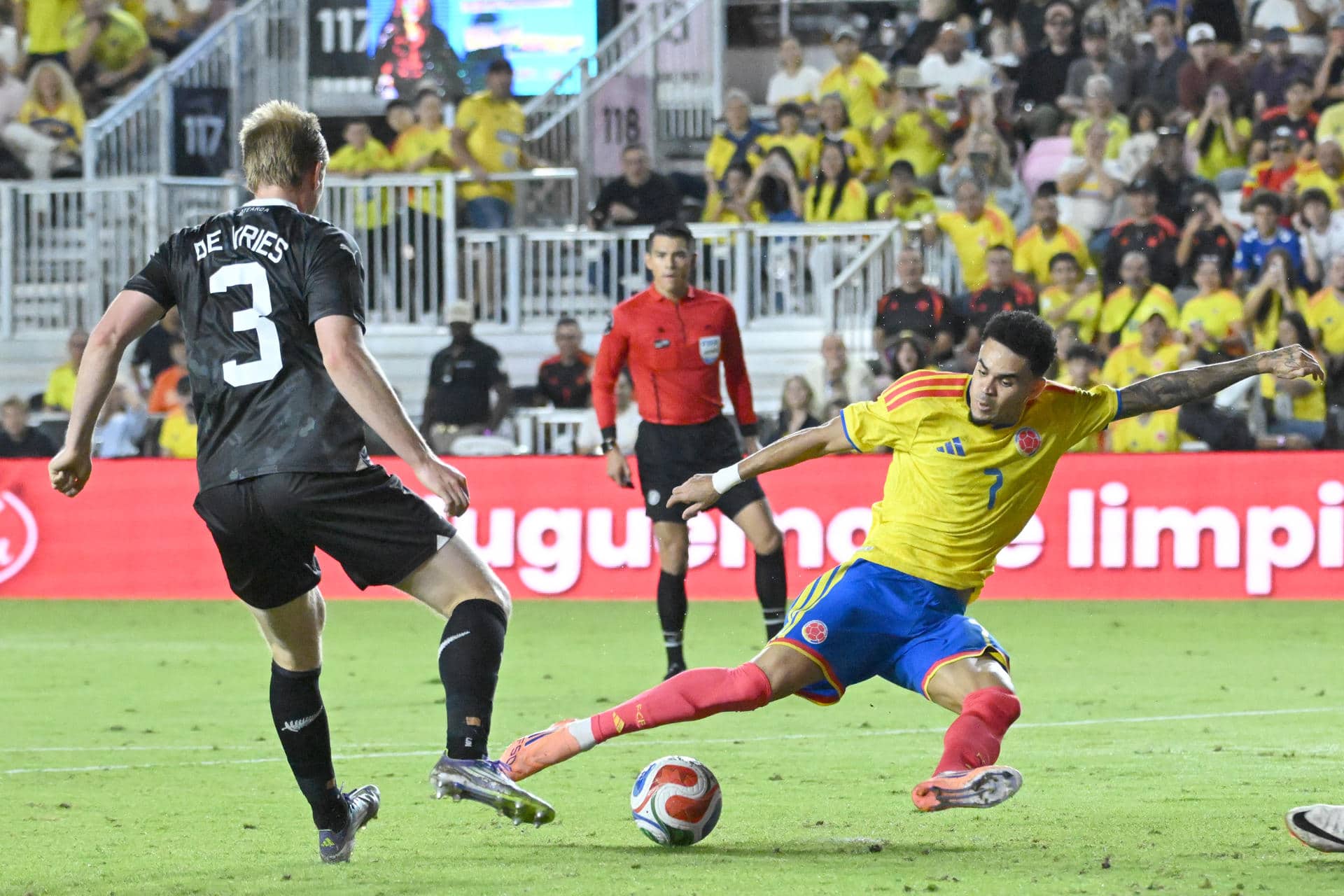 Luis Díaz (d), de Colombia, disputa un balón con Francis de Vries, de Nueva Zelanda, en un partido amistoso entre las selecciones de Colombia y Nueva Zelanda en el Chase Stadium en Fort Lauderdale (Estados Unidos). EFE/Giorgio Viera