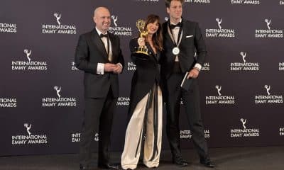 La directora del documental ‘#SeAcabó: Diario de las campeonas' Joanna Pardos (c) y los productores ejecutivos Luis Calvo (i) y Javier Martínez Suárez (d), posan con el premio a mejor documental deportivo este lunes, durante la entrega de los premios Emmy Internacionales en Nueva York (Estados Unidos). EFE/ Jan Téllez Asensio