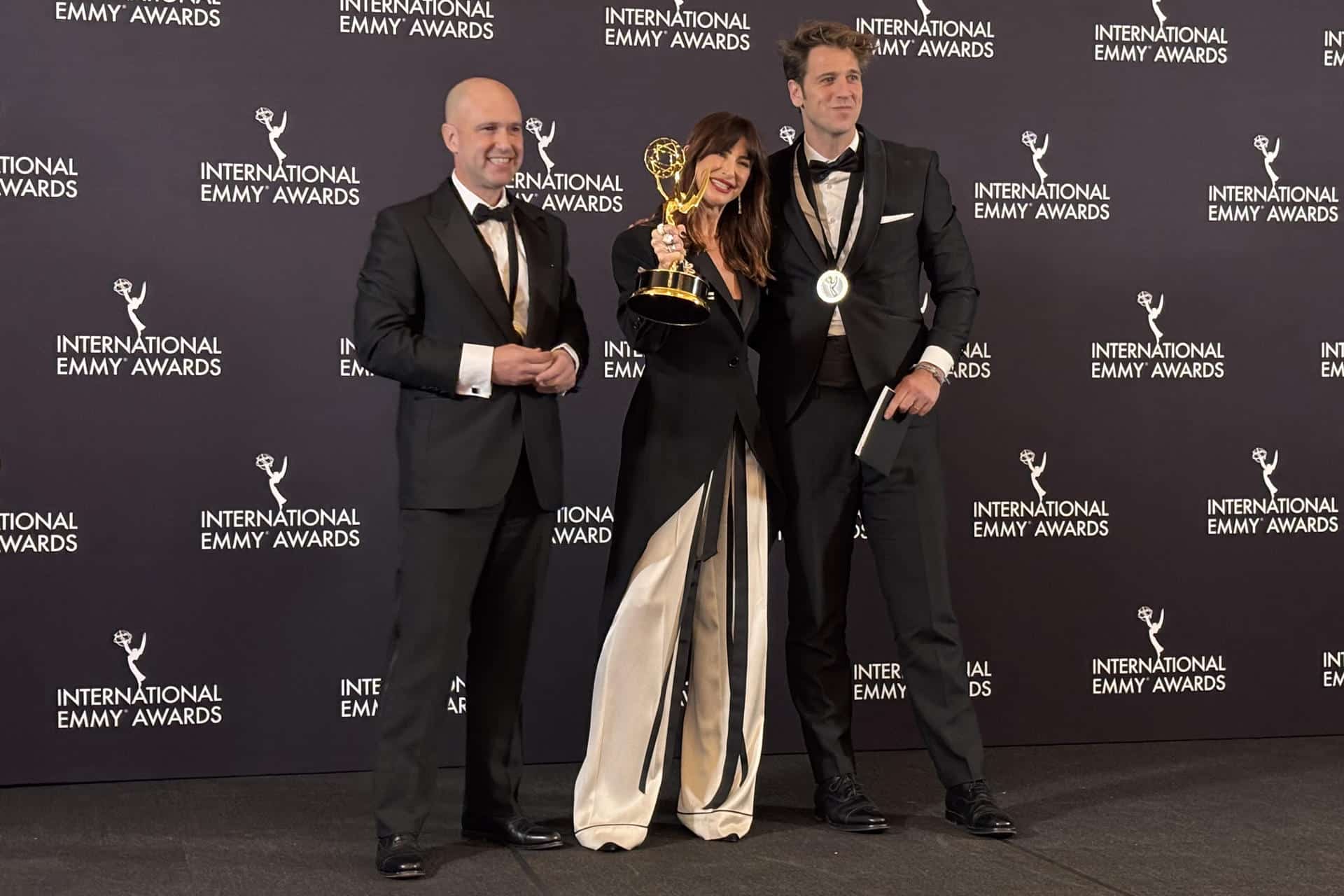 La directora del documental ‘#SeAcabó: Diario de las campeonas' Joanna Pardos (c) y los productores ejecutivos Luis Calvo (i) y Javier Martínez Suárez (d), posan con el premio a mejor documental deportivo este lunes, durante la entrega de los premios Emmy Internacionales en Nueva York (Estados Unidos). EFE/ Jan Téllez Asensio
