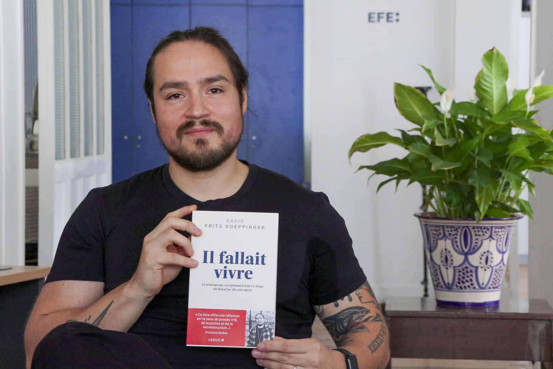 El francochileno David Fritz Goeppinger, uno de los 11 rehenes de la sala Bataclan, cuenta a EFE su complejo proceso de reconstrucción diez años más tarde de los sangrientos atentados del 13 de noviembre de 2015. EFE/Edgar Sapiña Manchado.