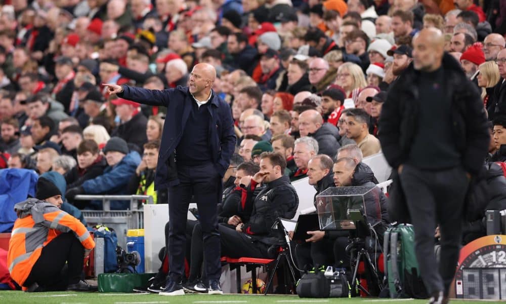 Los entrenadores del Liverpool Arne Slot y del Manchester City Pep Guardiola durante un partido de Premier League.EFE/EPA/ADAM VAUGHAN
