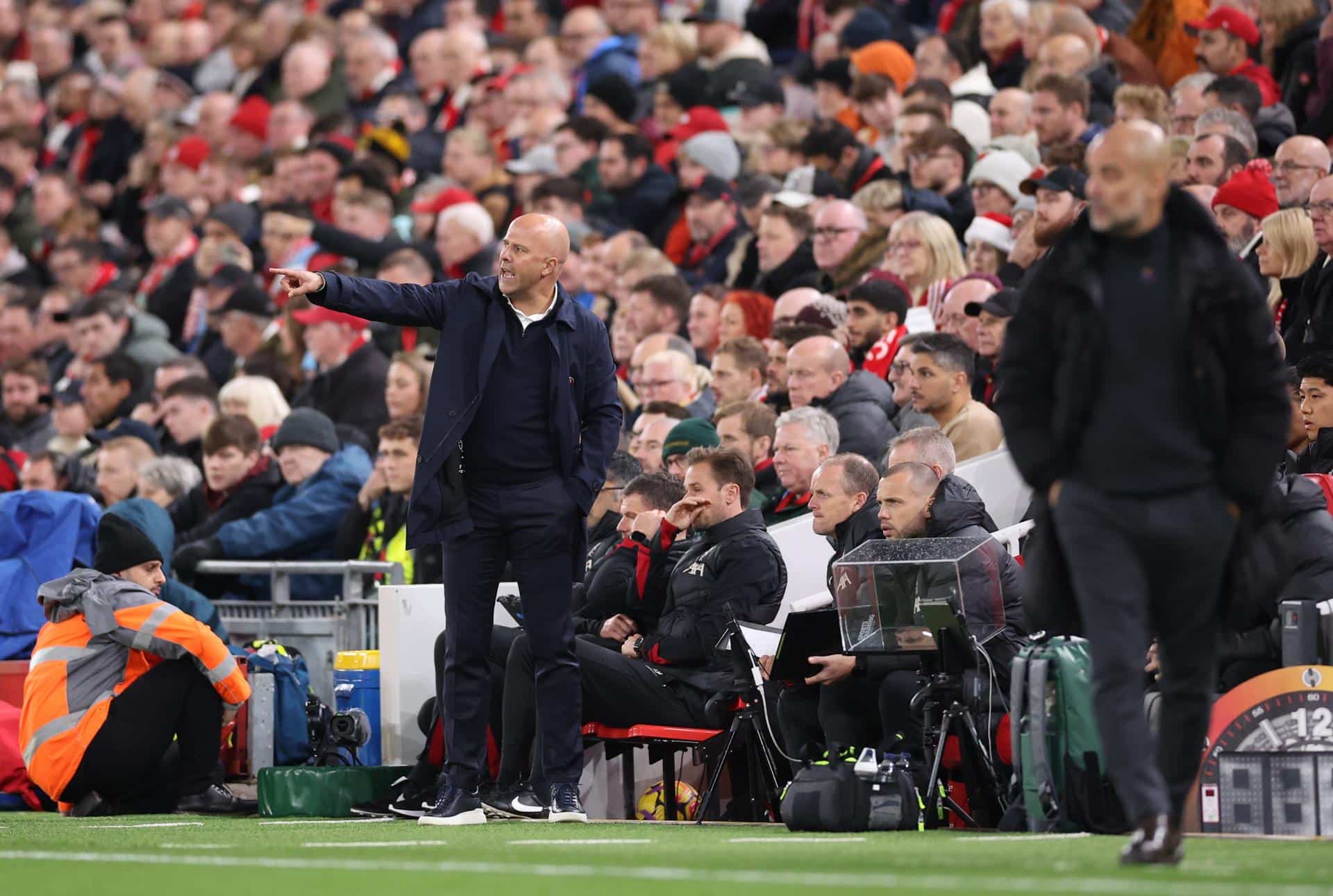 Los entrenadores del Liverpool Arne Slot y del Manchester City Pep Guardiola durante un partido de Premier League.EFE/EPA/ADAM VAUGHAN