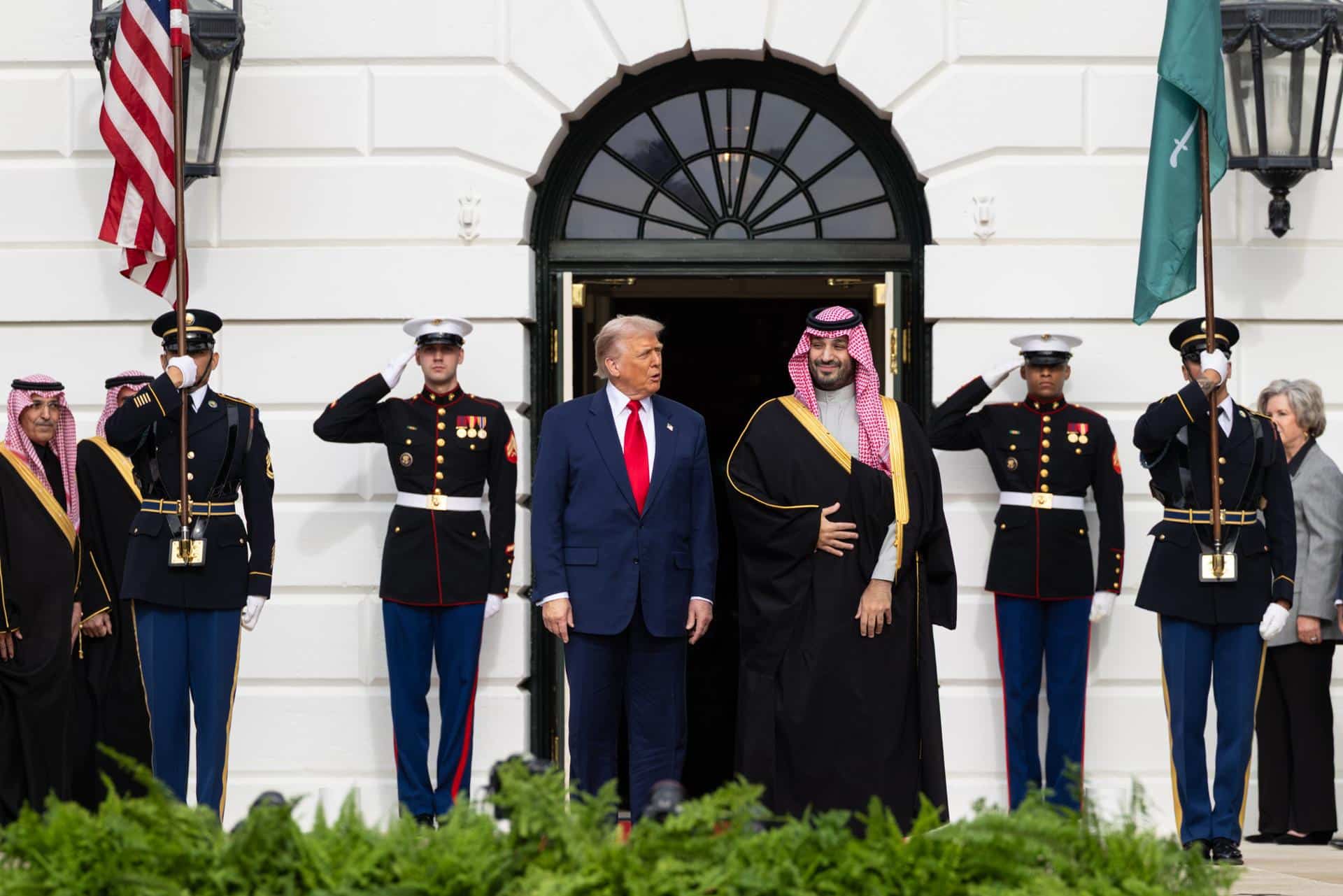 Fotografía del presidente de Estados Unidos, Donald Trump, y el príncipe heredero saudí, Mohamed bin Salmán. EFE/Anna Rose Layden