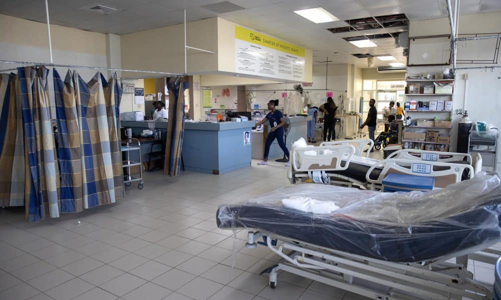 Fotografía que muestra el interior del hospital regional de Falmouth este lunes, que resulto con graves daños por el paso del huracán Melissa, en Falmouth (Jamaica). EFE/ Orlando Barría