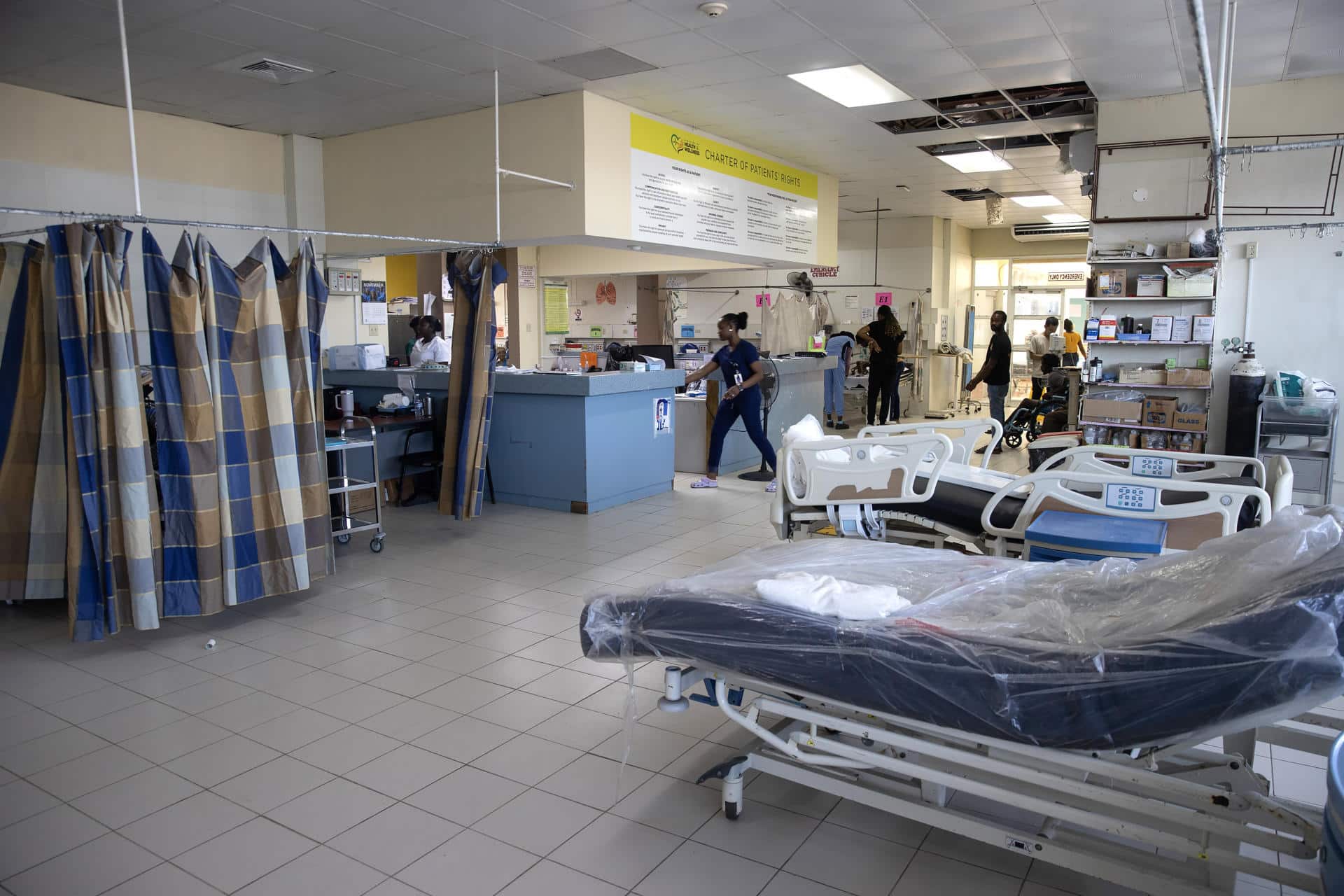 Fotografía que muestra el interior del hospital regional de Falmouth este lunes, que resulto con graves daños por el paso del huracán Melissa, en Falmouth (Jamaica). EFE/ Orlando Barría