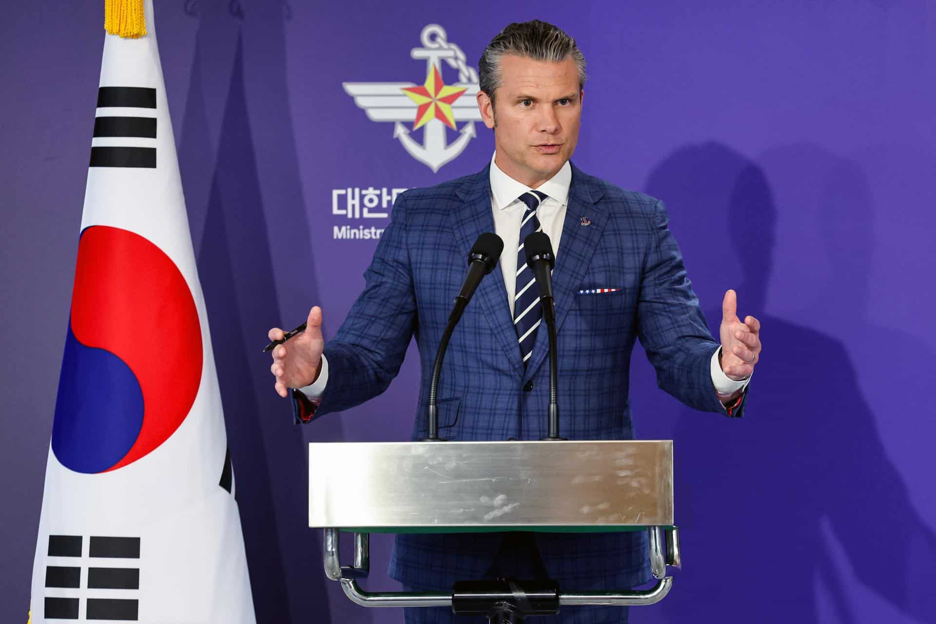 El secretario de Guerra de EE.UU., Pete Hegseth, habla durante una conferencia de prensa después de concluir la 57ª Reunión Consultiva de Seguridad en el Ministerio de Defensa en Seúl, Corea del Sur, el 4 de noviembre de 2025. EFE/EPA/YONHAP / POOL SOUTH KOREA OUT