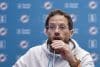 El entrenador principal de los Miami Dolphins, Mike McDaniel, en rueda de prensa antes de su enfrentamiento ante los Washington Commanders, el próximo domingo en el estadio Santiago Bernabéu. EFE/ SERGIO PEREZ