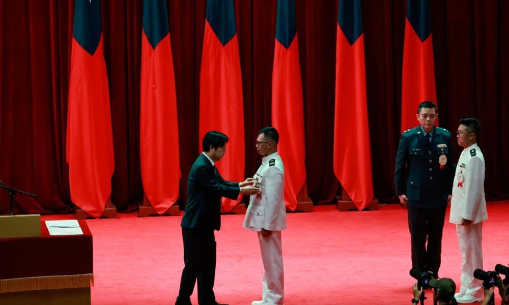 Archive. TAIPEI (Taiwan), 02/09/2025.- Taiwanese President William Lai (Lai Ching-te) (L) presents medals to military officials during a ceremony honoring officers and soldiers for their service ahead of Armed Forces Day in Taipei, Taiwan, 02 September 2025. The ceremony comes a day before Taiwan’s Armed Forces Day, which coincides with a mass military parade in China. EFE/EPA/RITCHIE B. TONGO